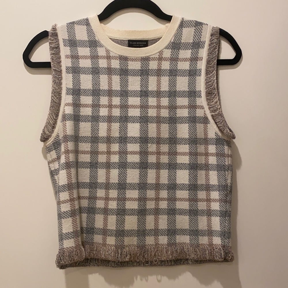 Club Monaco sleeves sweater.​​​​​​​​​​​​​​​​​​​​​​​​​